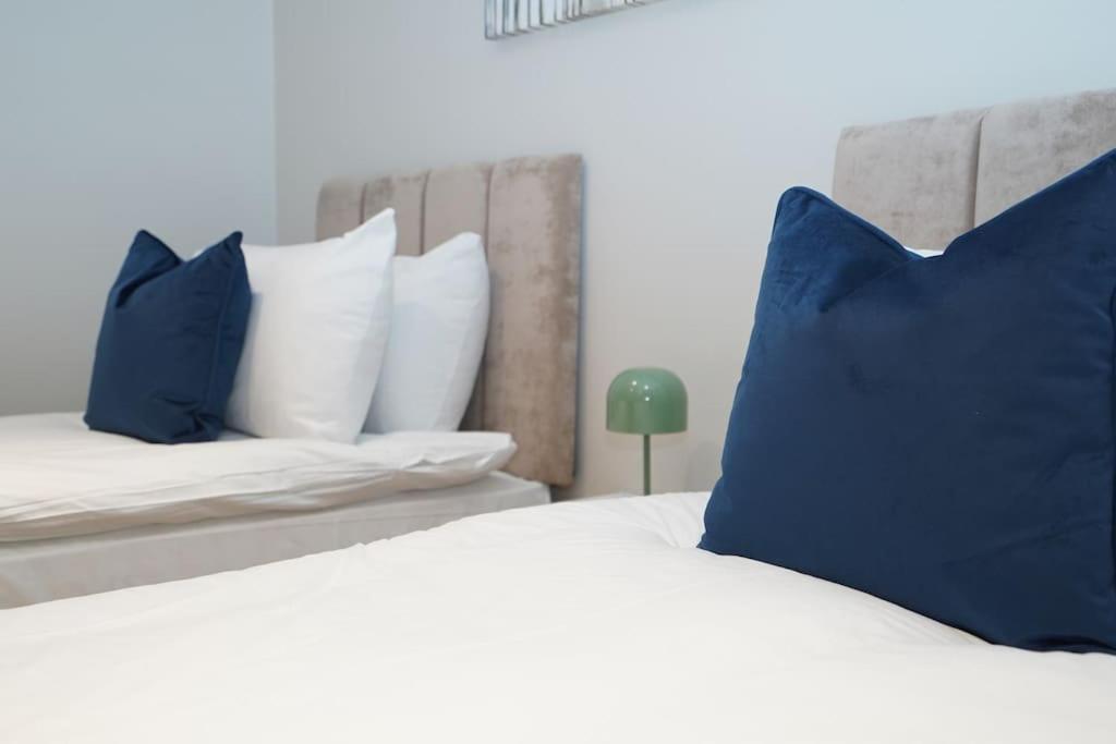 Easy 2 Manage Wisteria House, Heathrow Haven, Free Parking - B&B Colnbrook