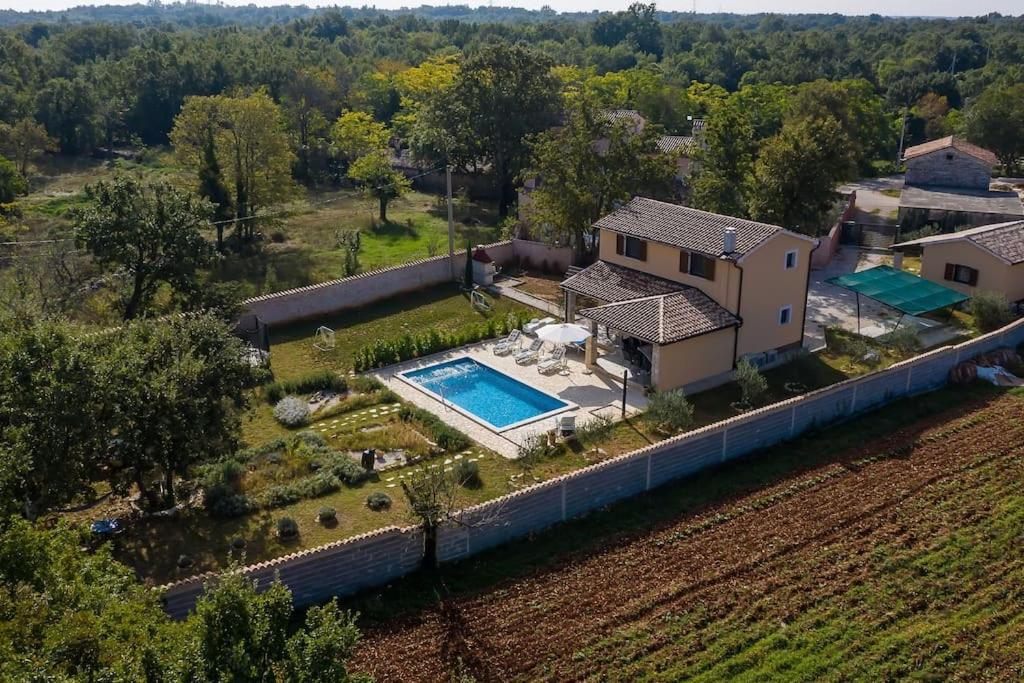 Nice holiday houses with Mediterranean garden - B&B Divšići