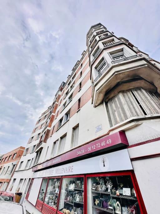 Appartement vue tour Eiffel ligne 14 à côté de Paris - B&B