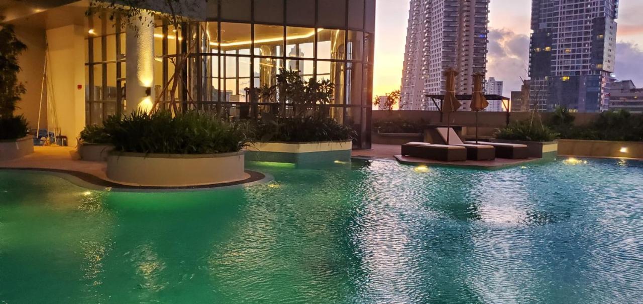 Trizen Luxury 32nd Floor 2 Bed-2 Bath Apartment with Pool, Harbour & Lotus Tower views - B&B Colombo