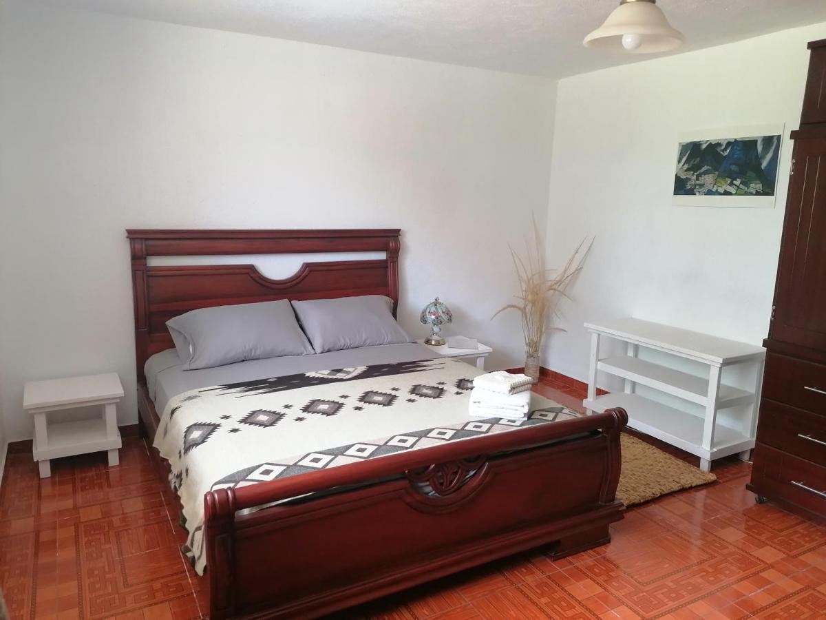 Zimmer mit Queensize-Bett und Gartenblick