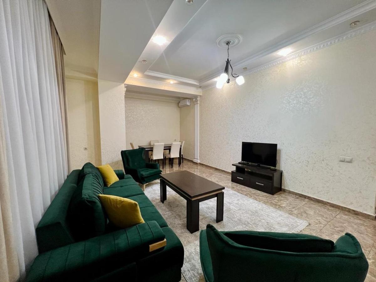 Top Location City Center, Modern Large Apartment with Separate Spacious Living room and Kitchen, Balcony and 2 Bedrooms - B&B Jerevan
