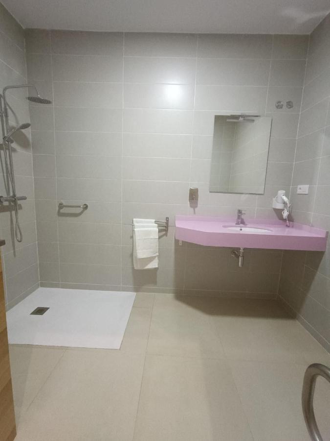 Tweepersoonskamer met 2 Aparte Bedden en Eigen Badkamer