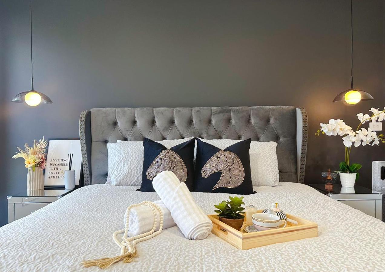 Luxe Retreat with Spa - Near airport & CBD - Ferienwohnung