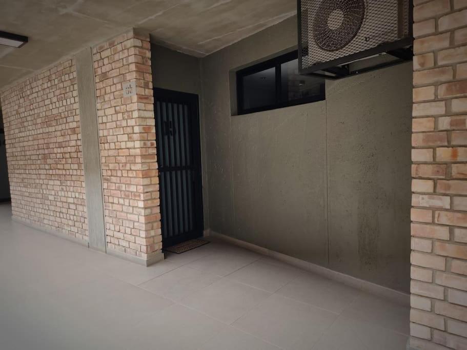 Door 5 at Wild Olive Apartment - Ferienwohnung Windhoek