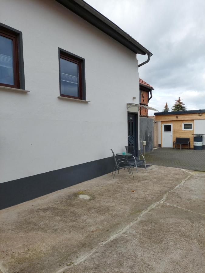 Ganze Ferienwohnung 5 km von Erfurt, mit Kaffeevollautomat, TV, WLAN, Boxspringbett, Schlafsofa und Einkaufsmöglichkeiten, sehr gute Anbindung zur A71 und A4, kostenloser öff Parkplatz für PKW und Transporter - Ferienwohnung