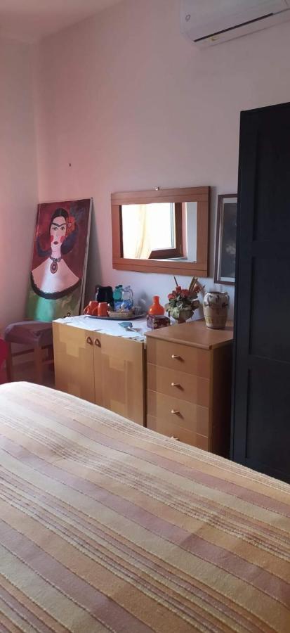 Habitación con cama extragrande y vistas a la montaña
