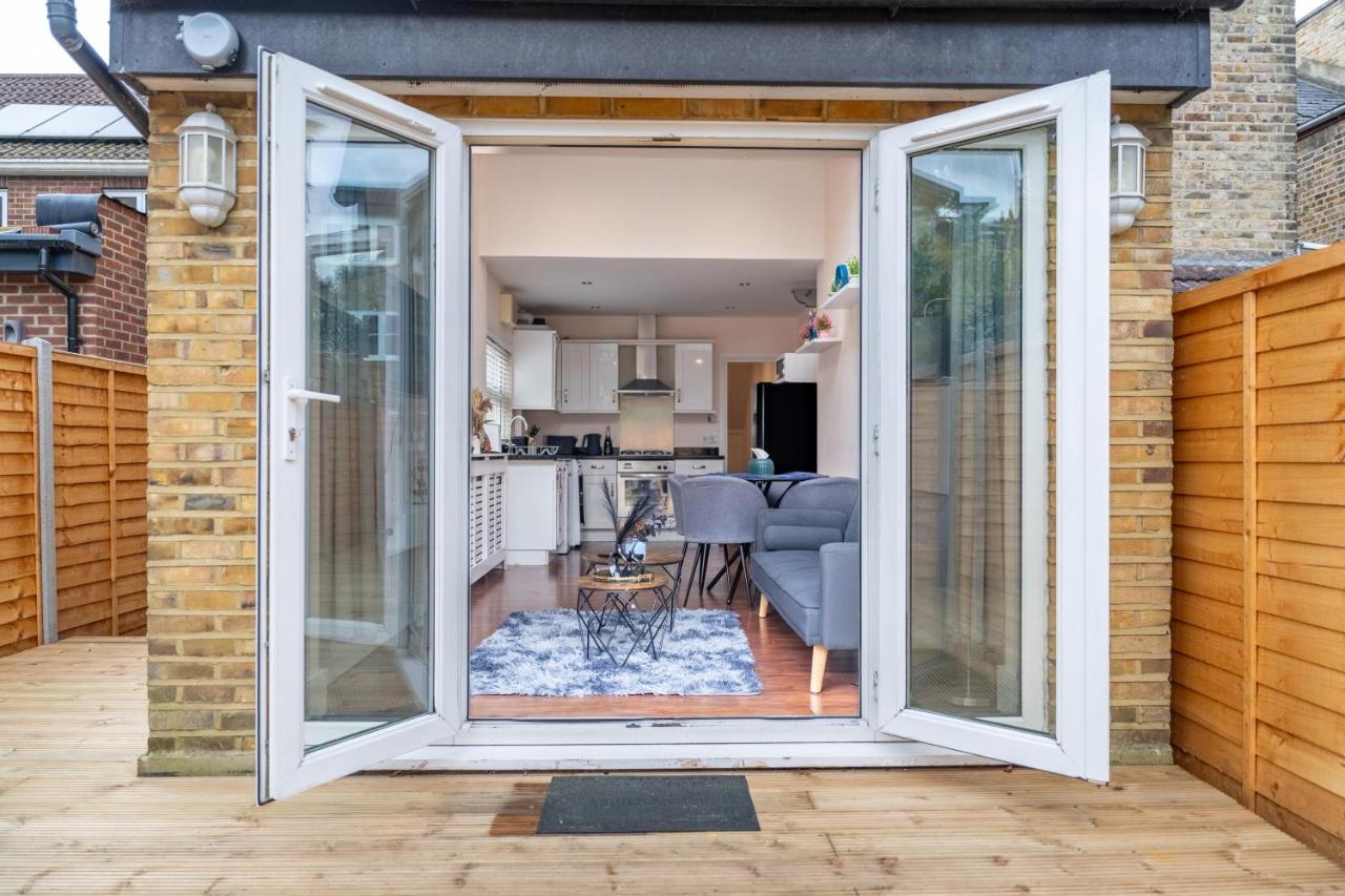 Beautiful 2 Bedroom with Private Garden in Wimbledon - Minutes from Central London - B&B