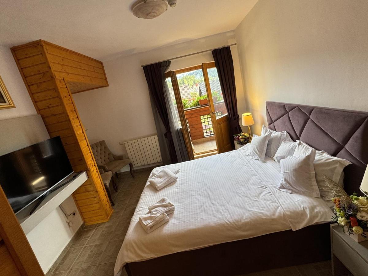 Zimmer mit Queensize-Bett und Balkon