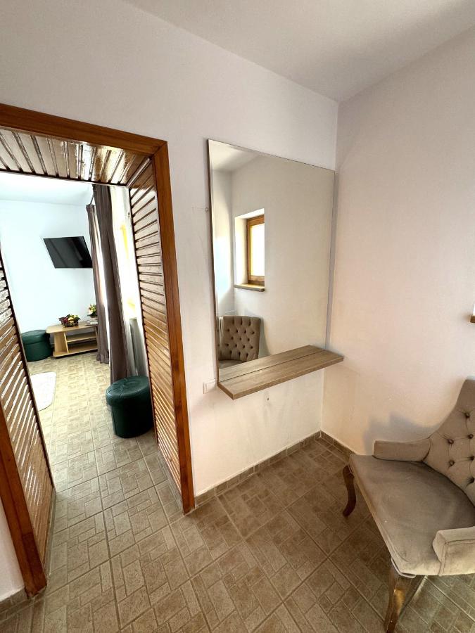 Zimmer mit Kingsize-Bett und Balkon