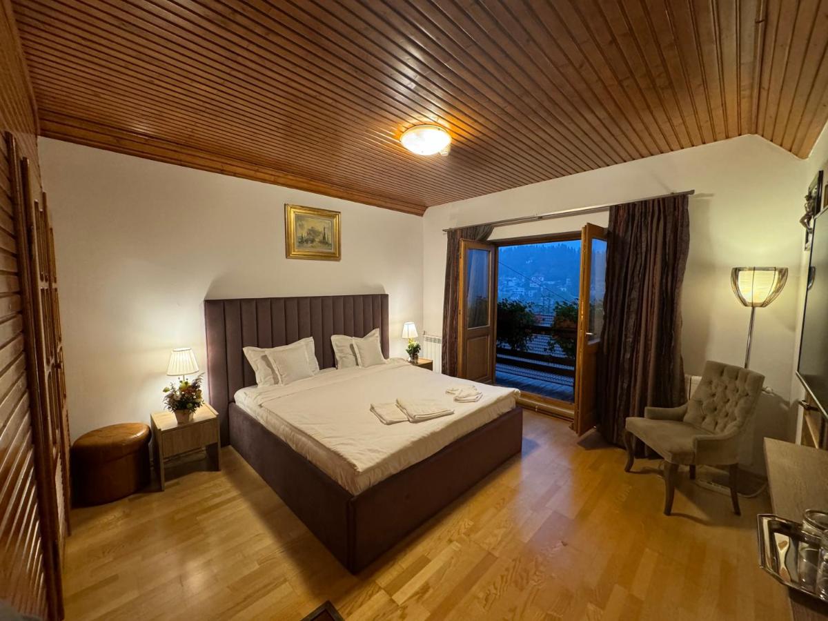 Zimmer mit Kingsize-Bett und Balkon