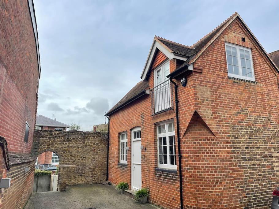 Charming & Cosy Town Centre Home with Parking - Bed and Breakfast