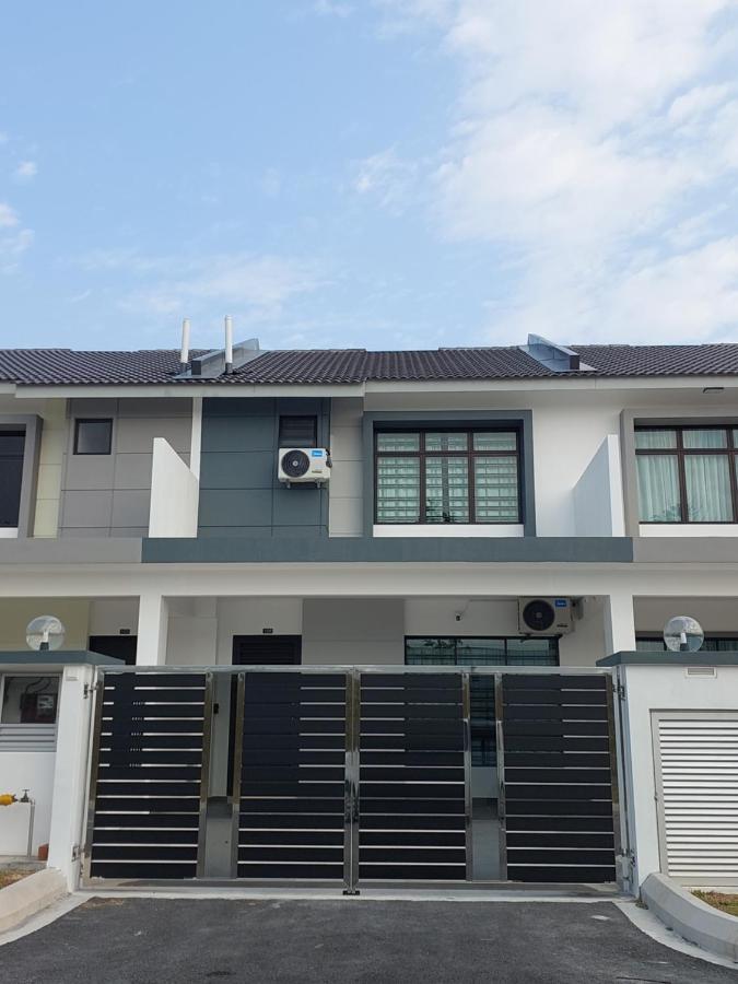 Desaru COJY Homestay KTV NETFLIX GAME CONSOLE upto 14pax - Chambres d'hôtes Bandar Penawar