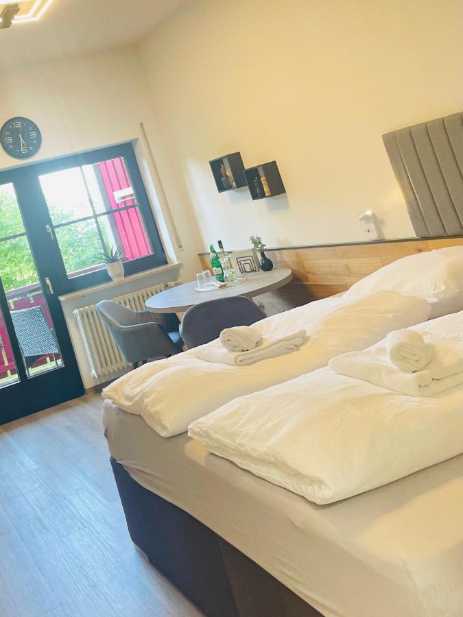 FeWo 13 - Appartement im Rottalblick - Elegant und ruhig wohnen, Tiere willkommen, Bademantelgang zur Therme, TV, Boxspringbett und Balkon - B&B