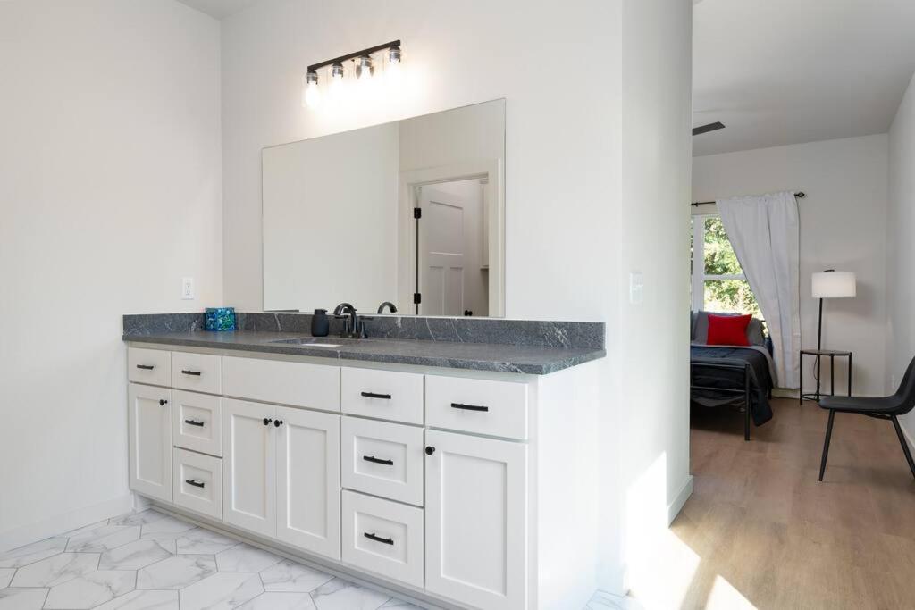 Unique Connected Two Side Home for Groups! - B&B Tulsa