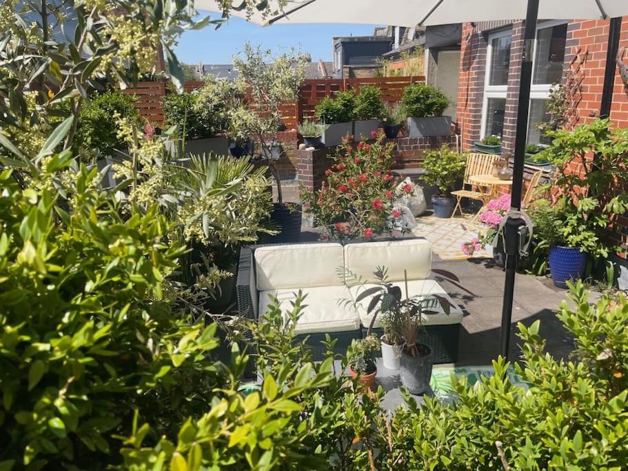 Stylish 2 bed loft apartment with terrace 2 min from tube - B&B