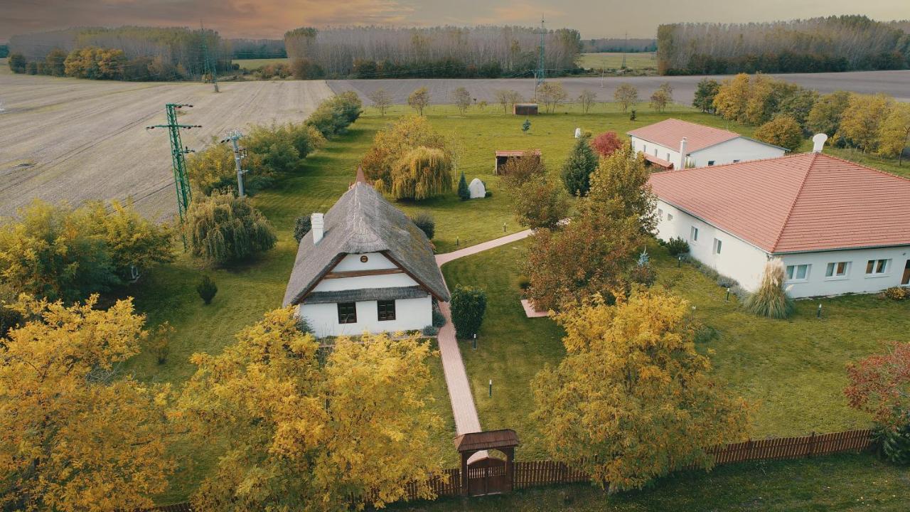 Enjoy the quiet nature in our unique cottage - Chambres d’hôtes Veľké Blahovo