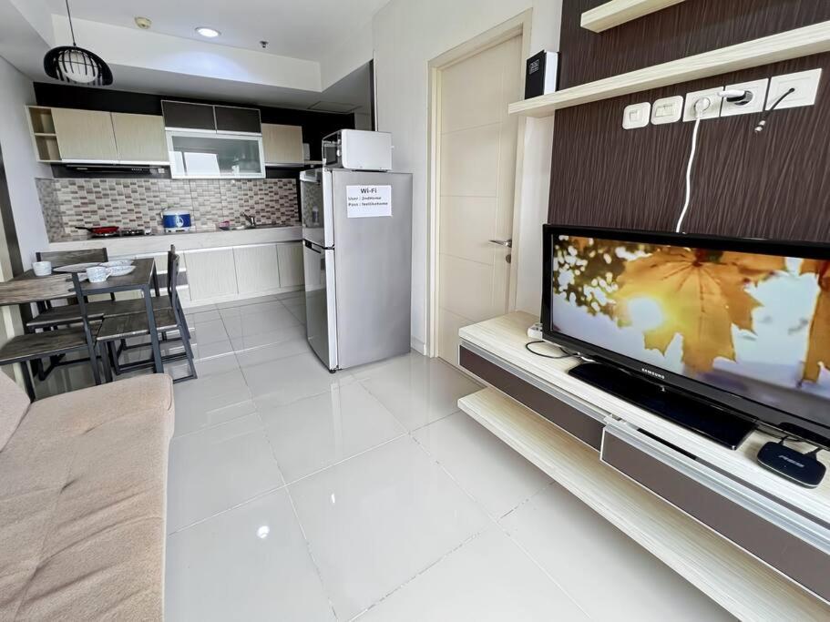 MODERN Trivium Apt 1BR with Wi-Fi, Pool and Gym by 2ndHome - B&B Jatirarangan