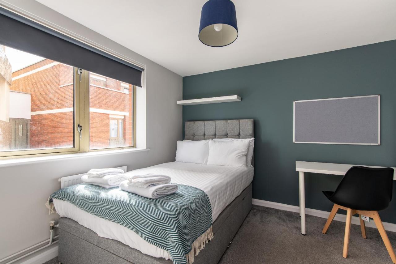 Spacious 6-Bed Flat in City Centre - B&B