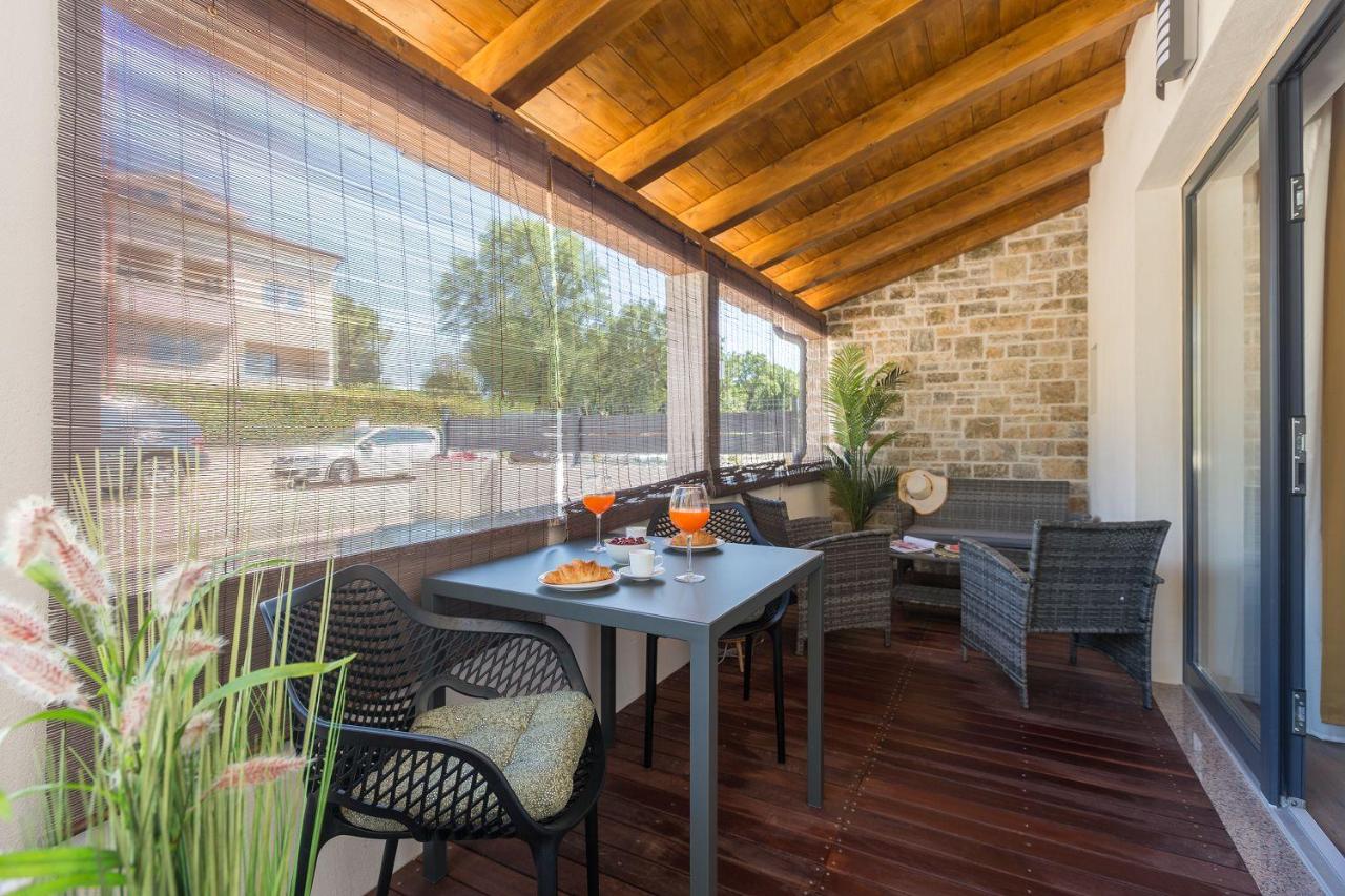 Strandnahes, modernes Apartment mit privater Terrasse, Grill - nur 250 Meter zum Strand - B&B Poreč
