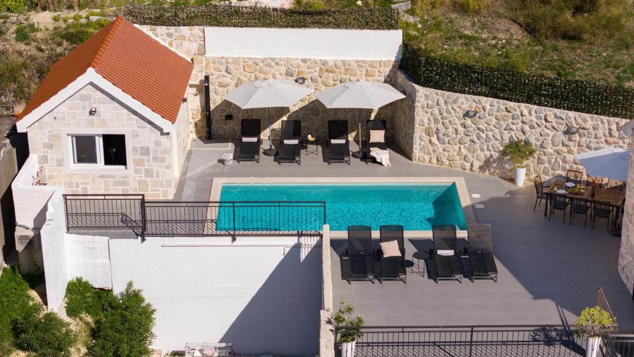 Villa KING with private pool with hydromassage, 4 bedrooms, 3km from sea and town Omiš - Chambres d'hôtes Omiš