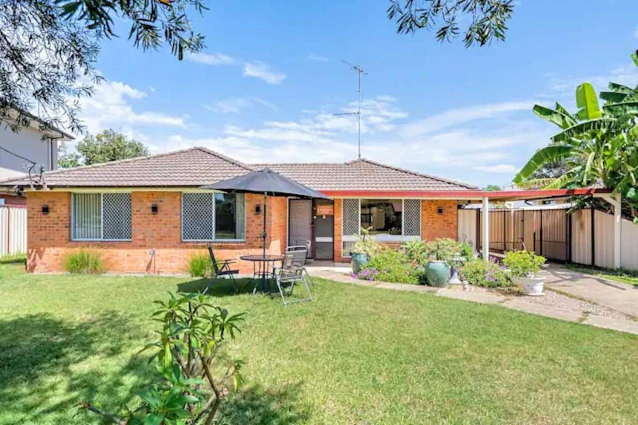 Cheerful 3 Bedroom House With Free Parking - B&B