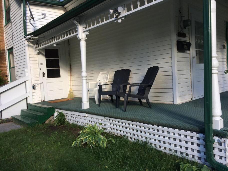 Charming Farmhouse in the City, Near Wine Country - Bed and Breakfast Belleville