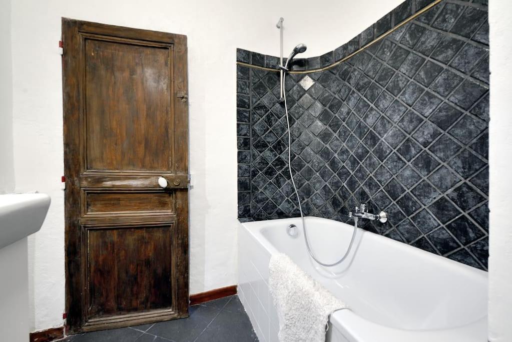 Appartement Vieille ville 55 m2 avec Terrasse 16m2 et 2chambres Vraie Climatisation - Chambres d'hôtes Aix-en-Provence