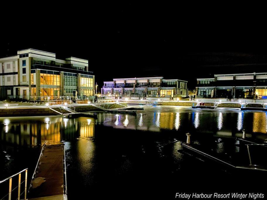 Beautiful Condo, 2 Bedrooms and a Den in Friday Harbour Resort! - Ferienwohnung Innisfil