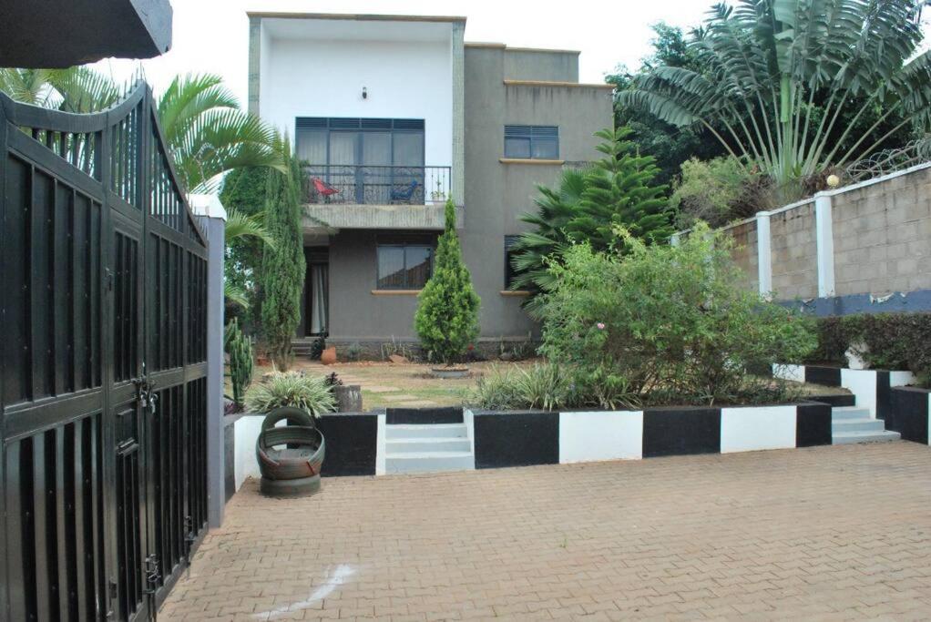 Davie Bunga home, Kalungu road - B&B Kampala
