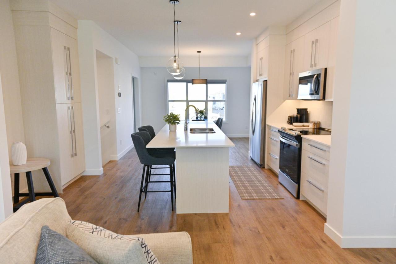 Luxury 3 Bdrm 3 Bath townhome in Chestermere - B&B