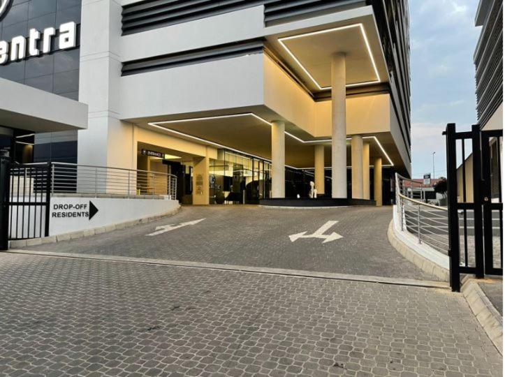 11th floor Lux queen room with great balcony view - B&B Sandton