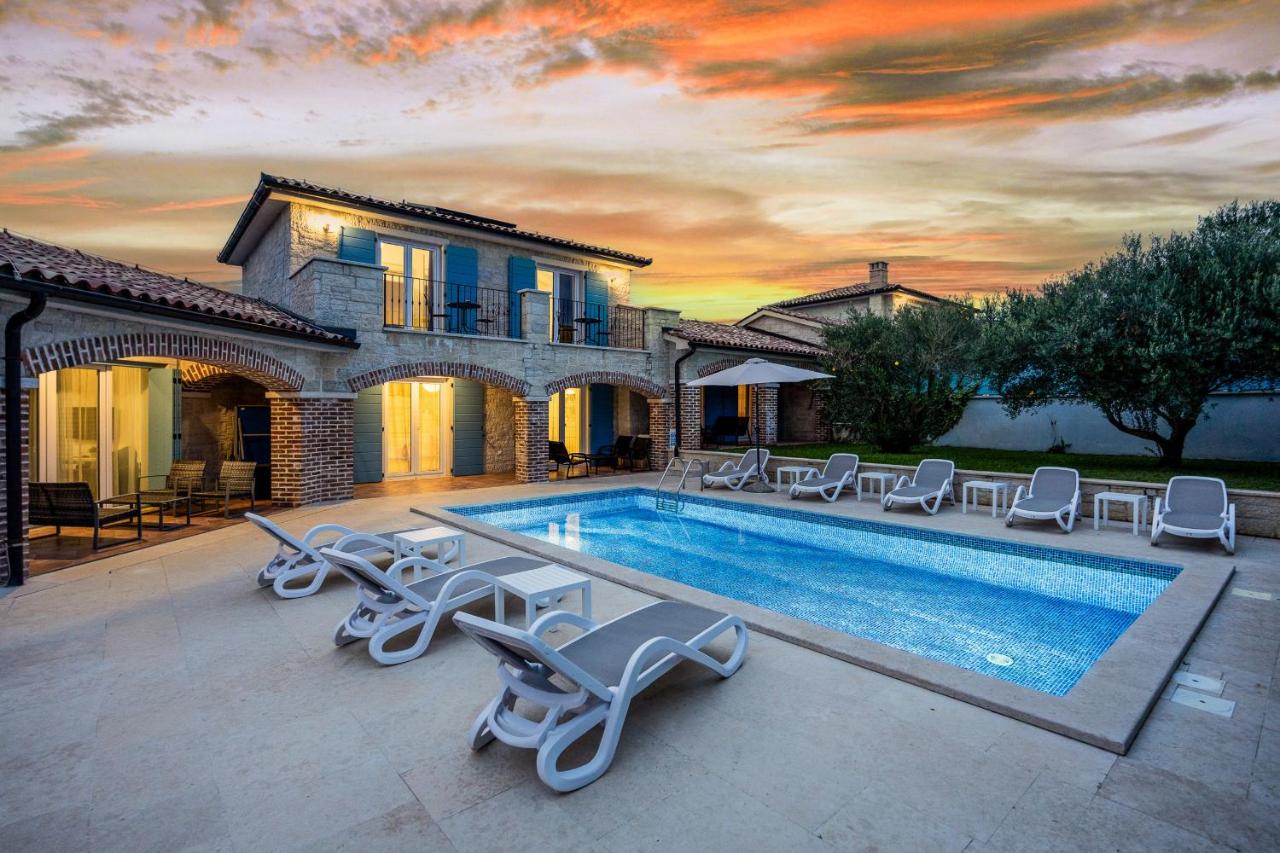 Villa Mila in Medulin with sea view and private pool only 300 meters from the beach - B&B Medulin