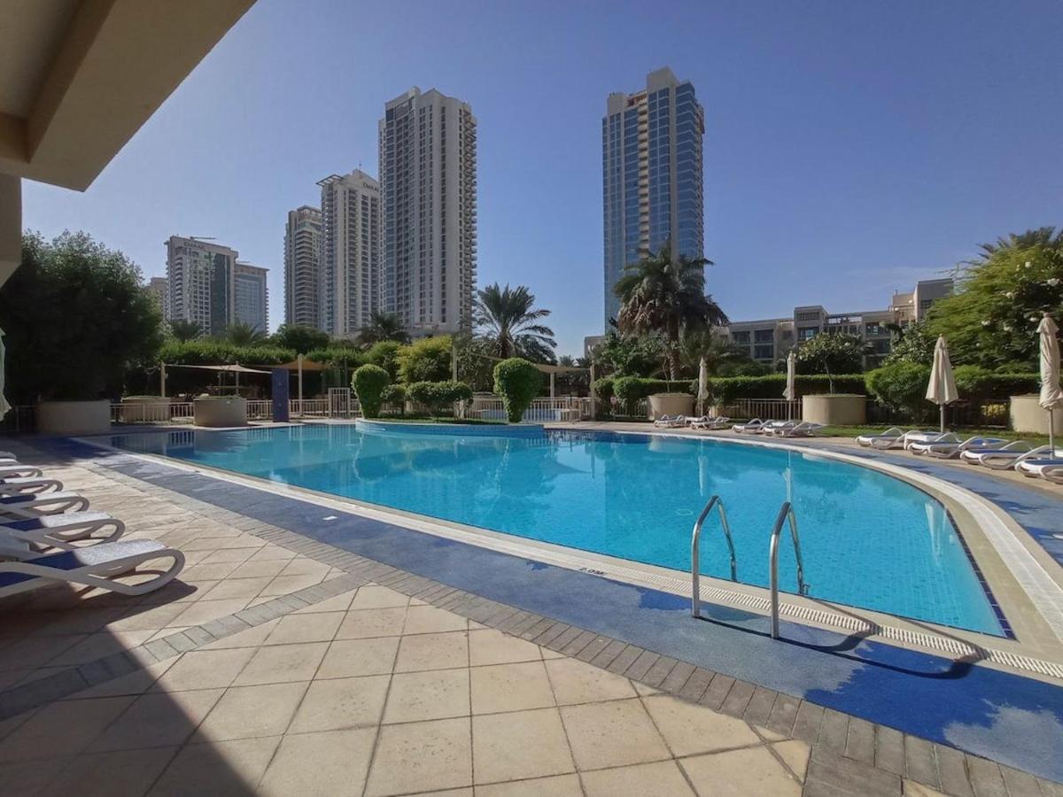 Warm 2-Bedrooms with modern kitchen interior in The Greens! - B&B Dubai