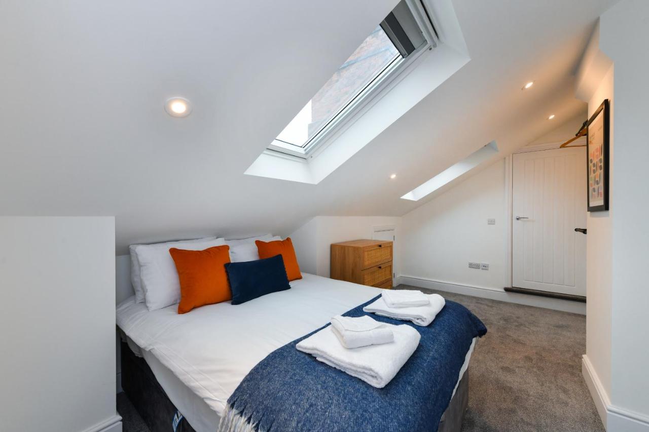 Stylish Two-Bed Home Near Nature & Transport Links - B&B