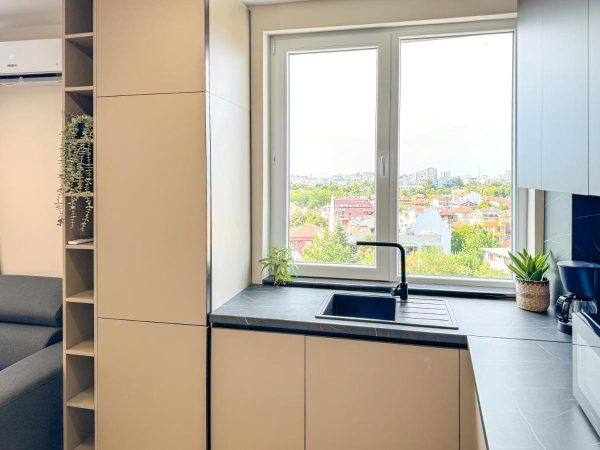 2BR Business Suite with FREE GYM, by Holiwork Stays - B&B