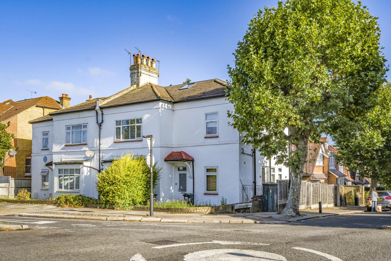 London Calling 3 bed 3 baths 5 mins from train into City - B&B