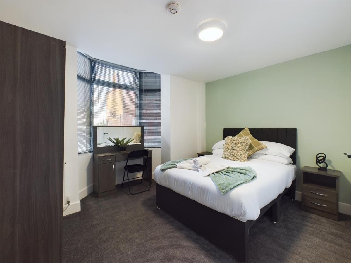 Six Bedroom Home - Train Station & Town Centre Location! - Ferienwohnung