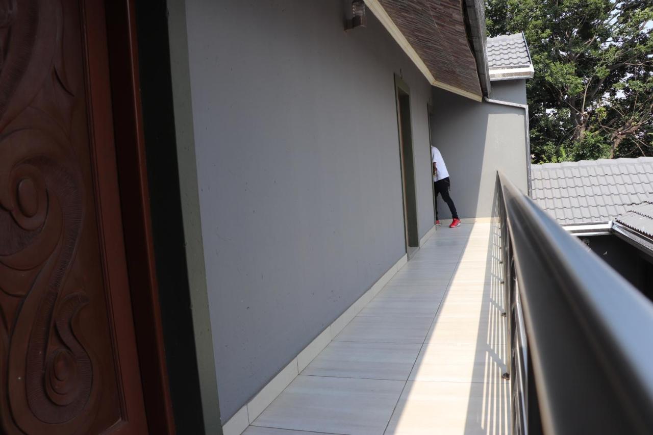 Wise Bird Guest House - B&B Roodepoort