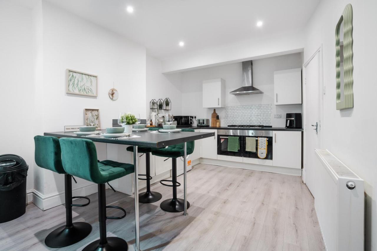 spacious 5 bedroom house - Liverpool - Free parking - contractors - Ferienwohnung Liverpool