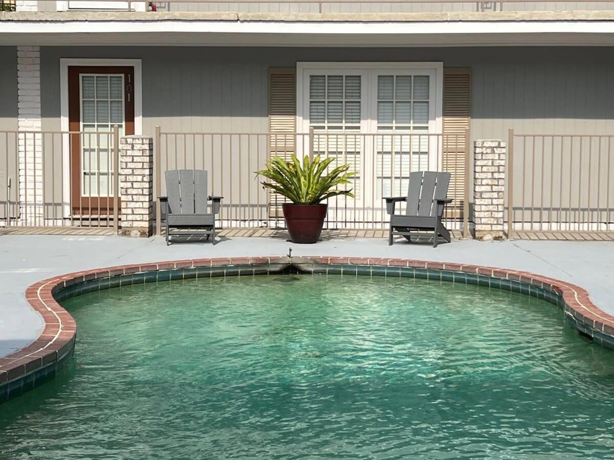 LSU campus - Bedroom TV - Gated - Pool - WD - Desk - B&B Baton Rouge