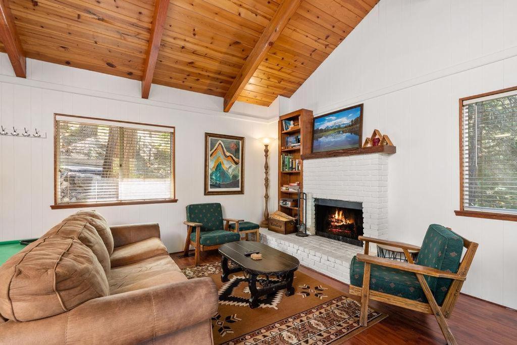 Pine Ridge Peak Cabin - Close To Town Lake - Bed and Breakfast