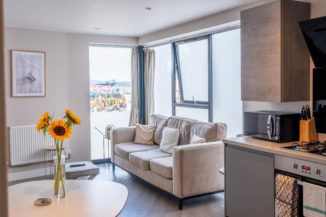 Beautiful Two Bedroom Harbor Side Apartment - B&B
