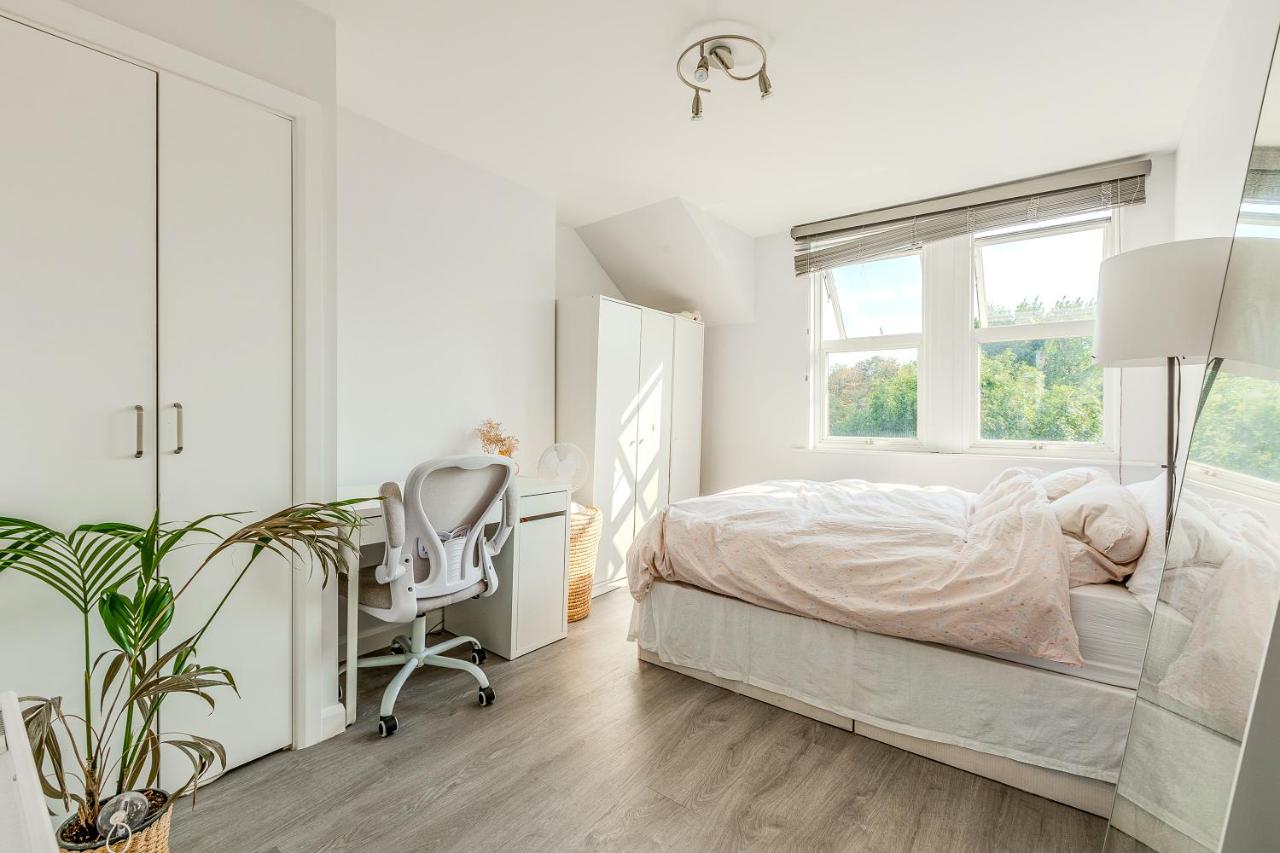 Bright 3BR duplex flat with a terrace in Clapham - B&B London