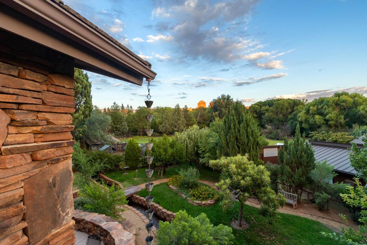Beautiful Upscale Home with Views of Cathedral Rock, a Stream, Lush Fruit Trees - B&B