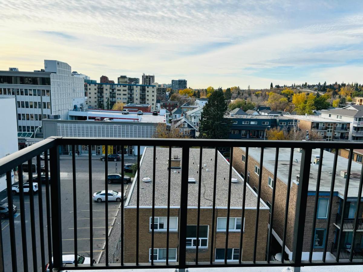 7th Floor 1 Bedroom Condo with Parking - Ferienwohnung Calgary
