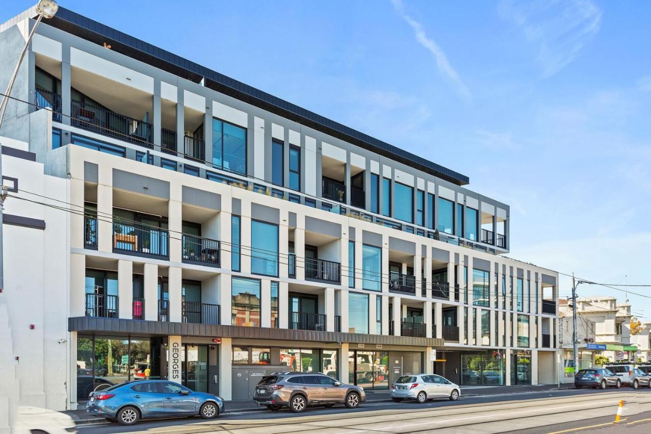 Bright and Modern 1BR Apt with Balcony and Car Park - Bed and Breakfast