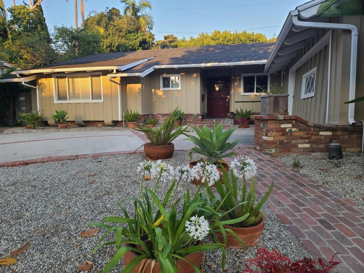 Westside Retreat w Yard, Grill, Hot Tub, Near Sofi Stadium, LAX, and the Beach - B&B
