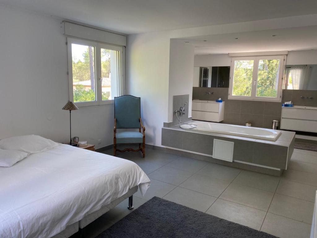 Villa au coeur de la pinède avec piscine privée - B&B