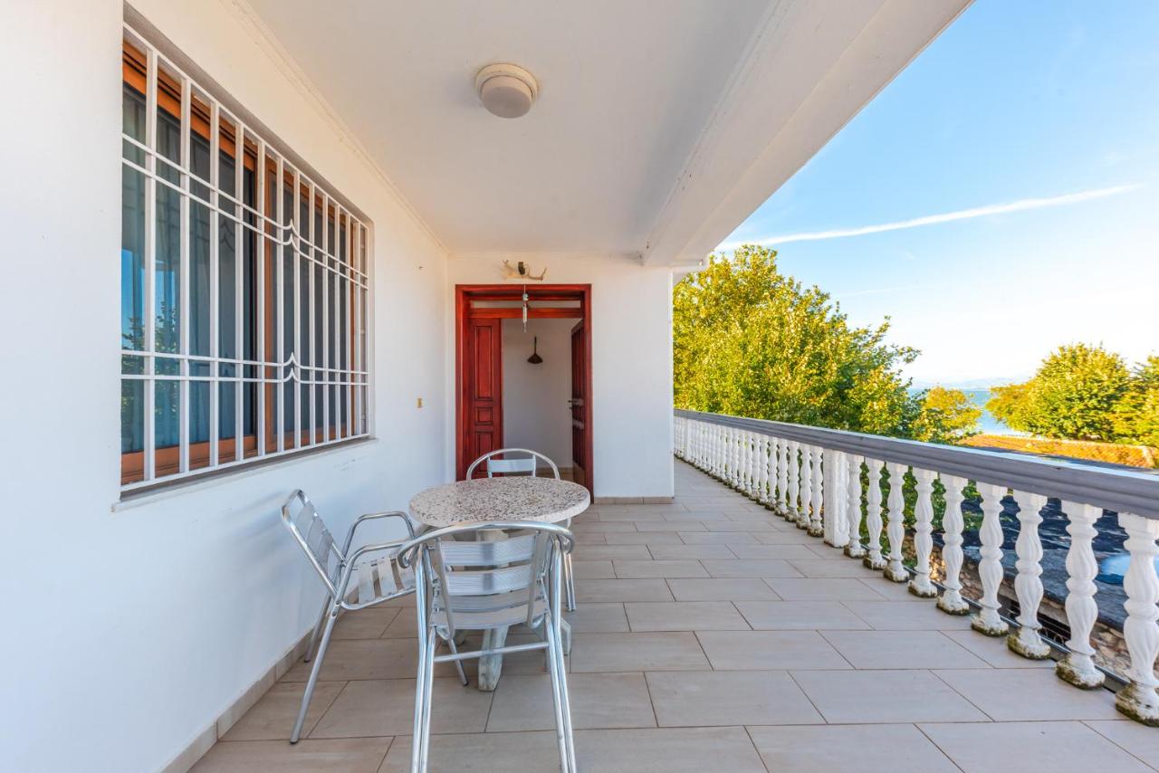 Authentic Lake View Apartment - B&B Shirokë